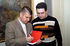 Александр Рудаков подписывает свою книгу о секретных программах Третьего рейха